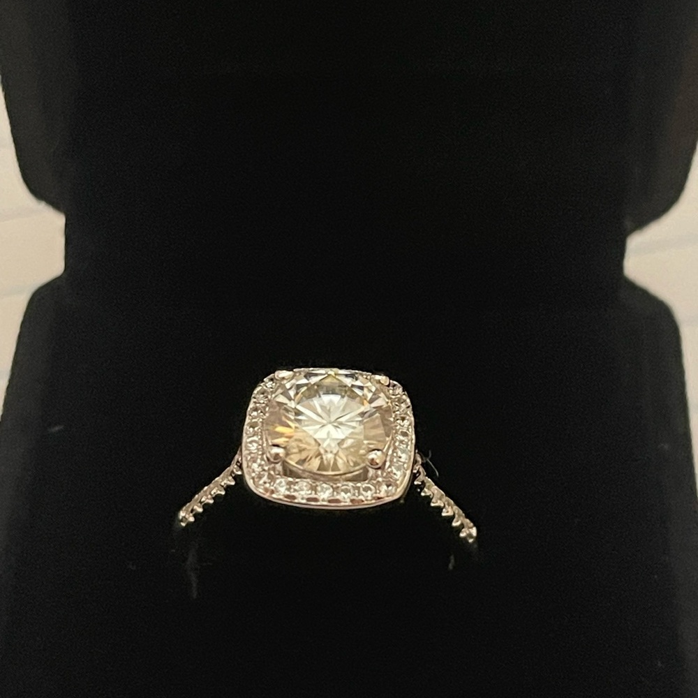 Brand new 2 carat Moissanite Sterling silver ring Size 7 - Picture 2 of 7